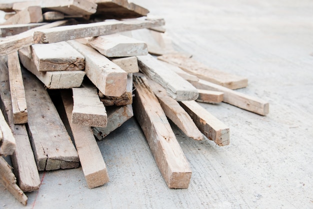 Een stapel hout voor het bouwen van huis