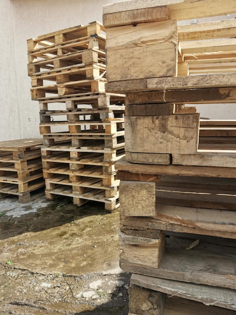 Een stapel houten pallets