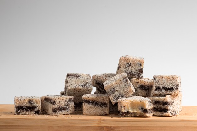 Een stapel italiaanse rietjes (palha italiana) op tafel.