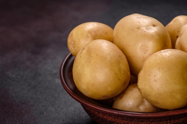 Een stapel jonge aardappelen op tafel De voordelen van groenten