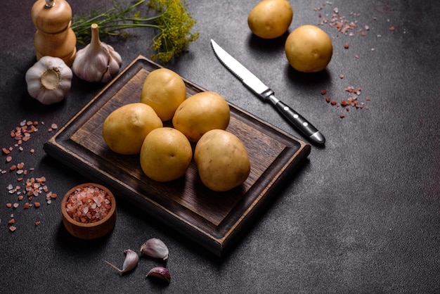 Een stapel jonge aardappelen op tafel De voordelen van groenten