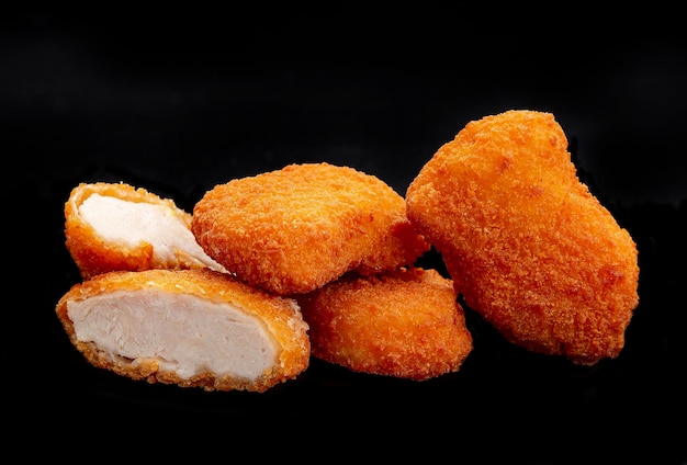 Een stapel kipnuggets geïsoleerd op zwarte kleur achtergrond