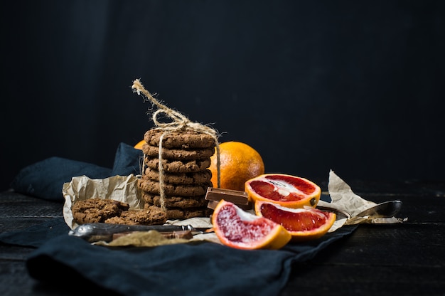 Een stapel knapperige chocoladeschilferkoekjes met sinaasappel.