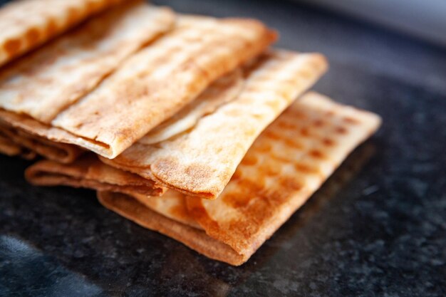 Een stapel knapperige koekjes gestapeld op zwart marmer Versgebakken koekjes