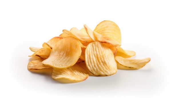 Een stapel krokante aardappelchips op een witte achtergrond