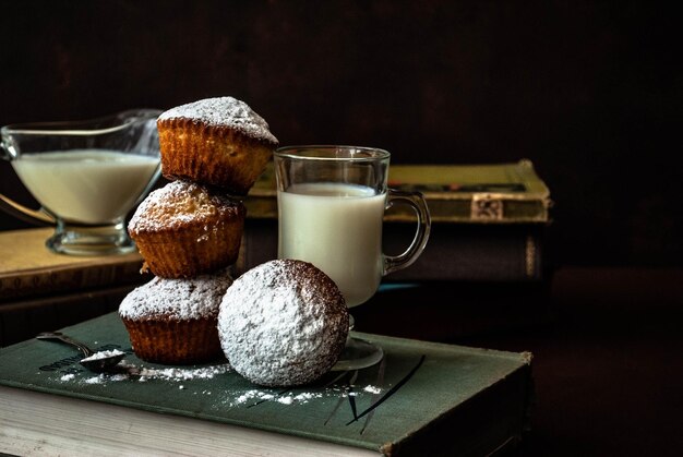 Foto een stapel muffins met een glas melk op tafel