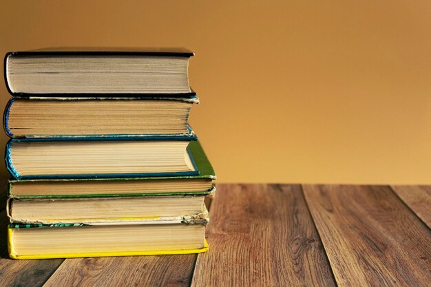 Een stapel oude boeken met gele pagina's Boekbinden Kennis en onderwijs