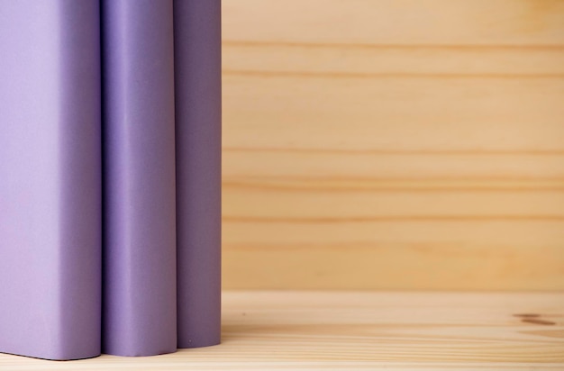 Foto een stapel paarse boeken op houten plank met ruimte voor tekst