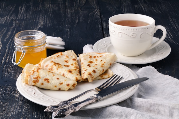 Een stapel pannenkoeken met honing voor Maslenitsa