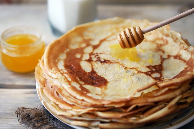 Een stapel pannenkoeken op een bord. Pannenkoekenweek.