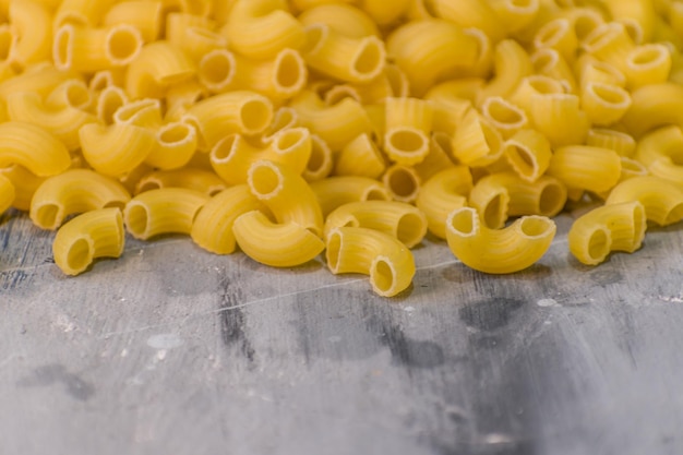 Een stapel pasta op tafel