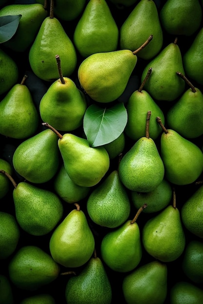 Een stapel peren met een groen blad erop.