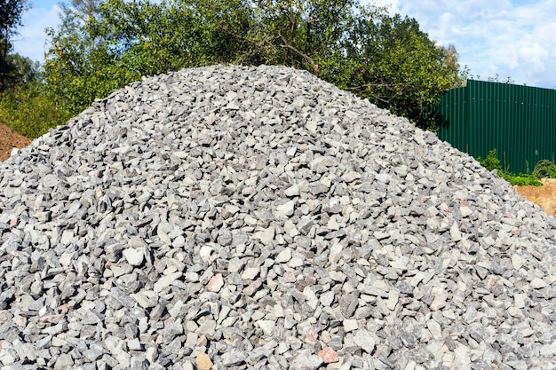 Een stapel puin op een bouwplaats grijze stenen