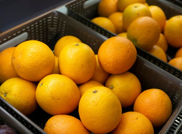 Een stapel rijpe sinaasappels in de supermarkt