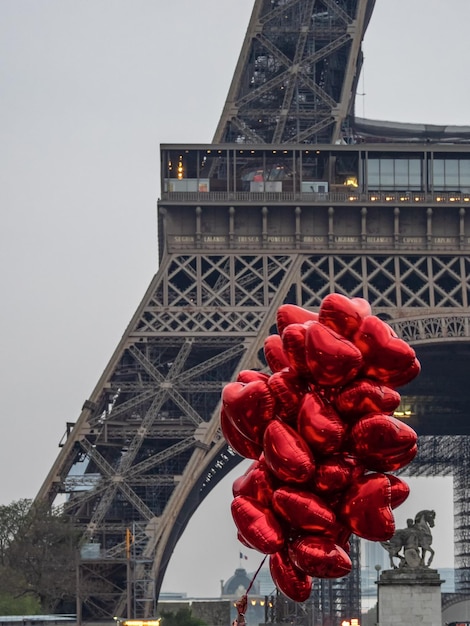 Een stapel rode hartvormige luchtballonnen geïsoleerd voor de Eiffeltoren in Parijs Frankrijk