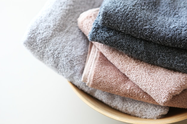 Een stapel schone handdoeken op tafel
