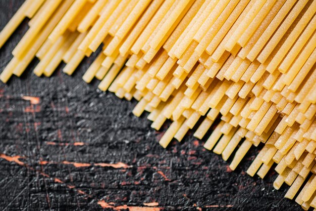 Een stapel spaghetti droog op tafel