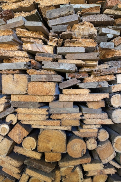 Een stapel stukken hout voorbereid voor de winter Materiaal om het huis te verwarmen Ecologische natuurlijke brandstof
