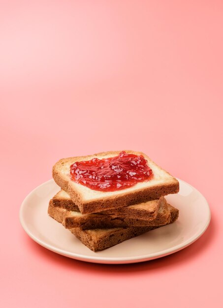 Een stapel toast met jam op een schotelclose-up