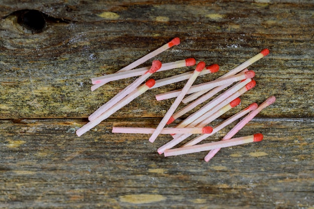 Foto een stapel van houten stokken van de veiligheids lange gelijke op houten achtergrond