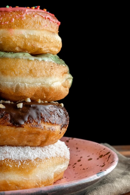 Een stapel van twee donuts op zwarte achtergrond De uiteinden van donuts close-up