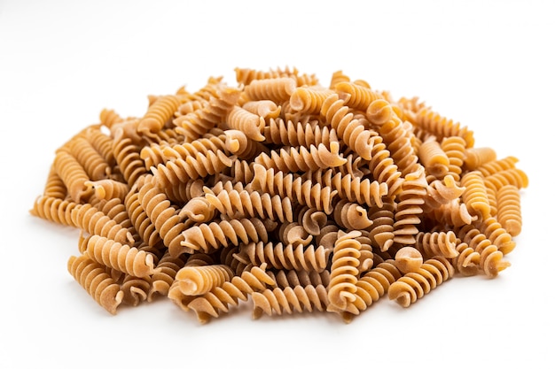 Een stapel van volkoren fusilli pasta