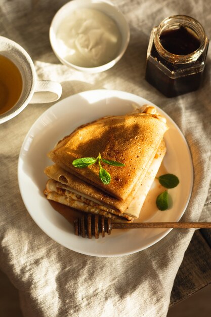 Een stapel vers gebakken pannenkoeken als ontbijt