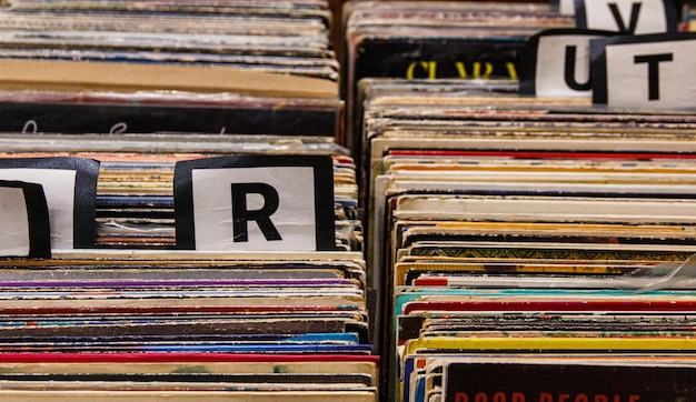 Een stapel vinylplaten met bovenaan de letter r.