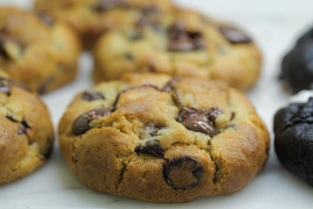 Een stapel witte chocoladeschilfers van dichtbij