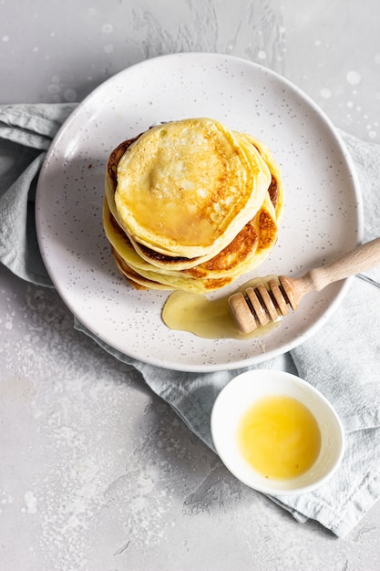 Een stapel zelfgemaakte pannenkoeken met honing