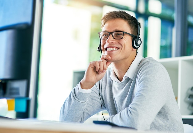 Foto een stapje extra doen om ervoor te zorgen dat klanten tevreden blijven shot van een jonge callcentermedewerker die in een kantoor werkt