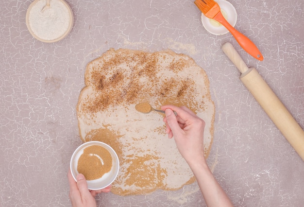 Een stapsgewijs recept voor zoete rozenkaneelbroodjes