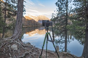 Een statiefcamera voor het fotograferen van berglandschap
