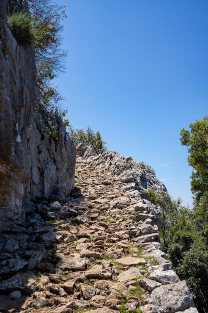 Een steenachtig pad dat moet worden overgestoken op de Lycian Way Fethiye Turkije