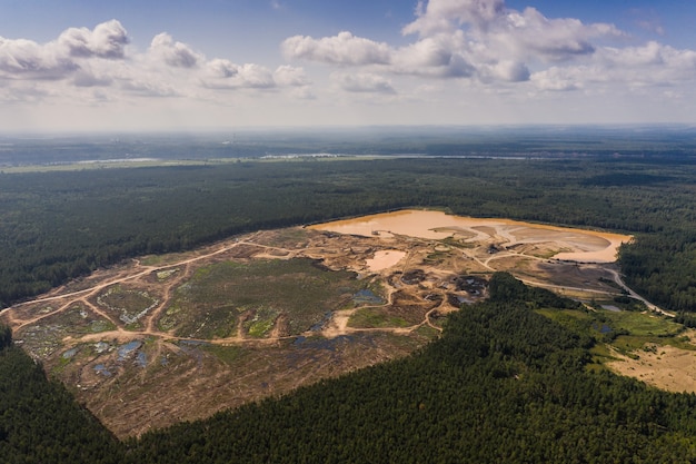 Een steengroeve van natuurlijke hulpbronnen midden in een bos van bovenaf vanuit een drone