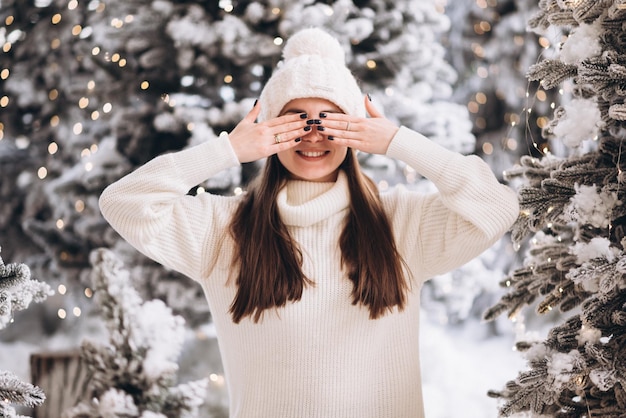 Een stel blijft in de sneeuw in het kerstbos