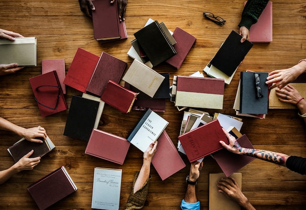 Een stel boeken op een tafel