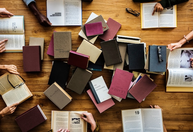 Een stel boeken op een tafel