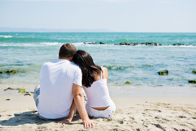 Een stel dat op het strand zit