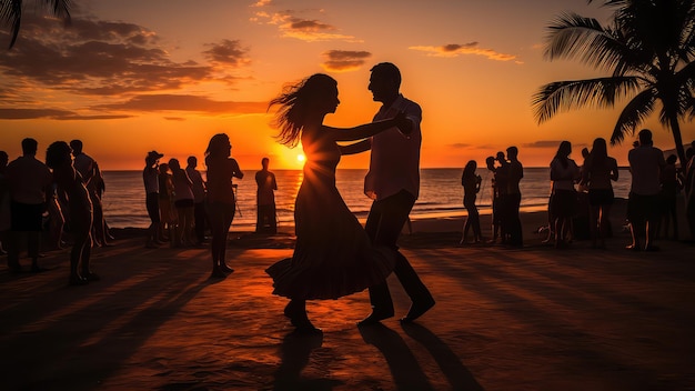 Een stel dat salsa bachata kizomba danst op het strand bij zonsondergang.