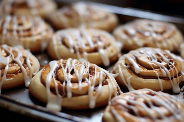 een stel donuts met glazuur en kaneel erop.