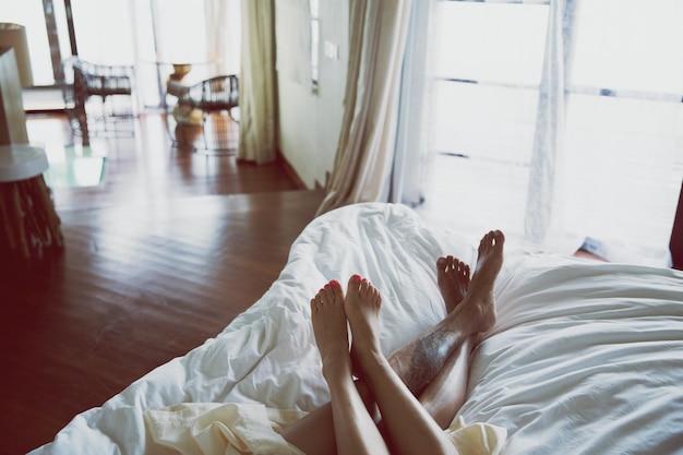 Een stel in bed.