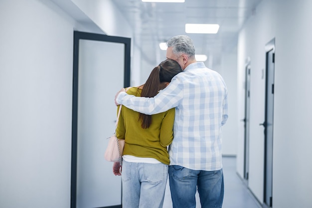 Foto een stel in de gang van de kliniek na een diagnostische procedure