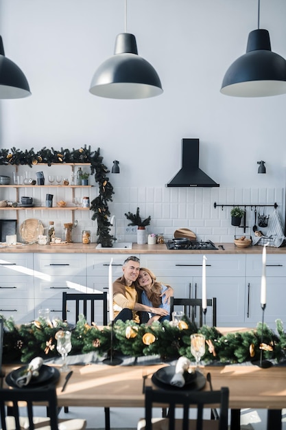 Een stel in de keuken dat romantisch en verliefd is