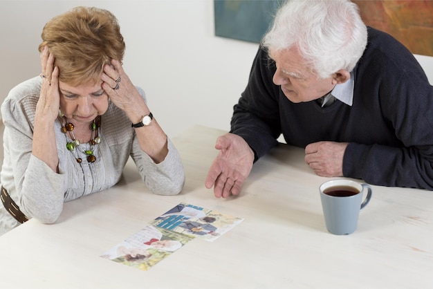 Foto een stel kijkt naar een kaartje met de tekst 'zorg' erop