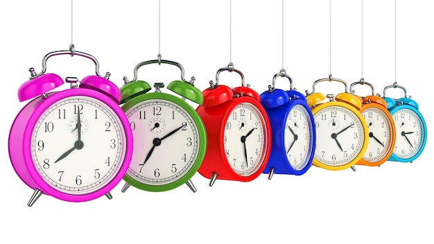 Een stel kleurrijke klokken met de tijd van 12: 30.