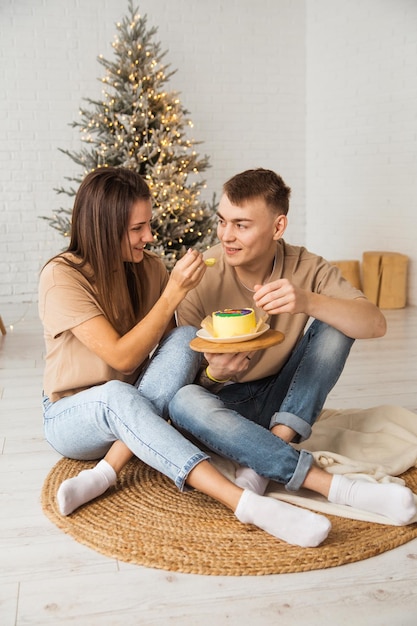 een stel zit op de grond en eet bentocake met het opschrift love is