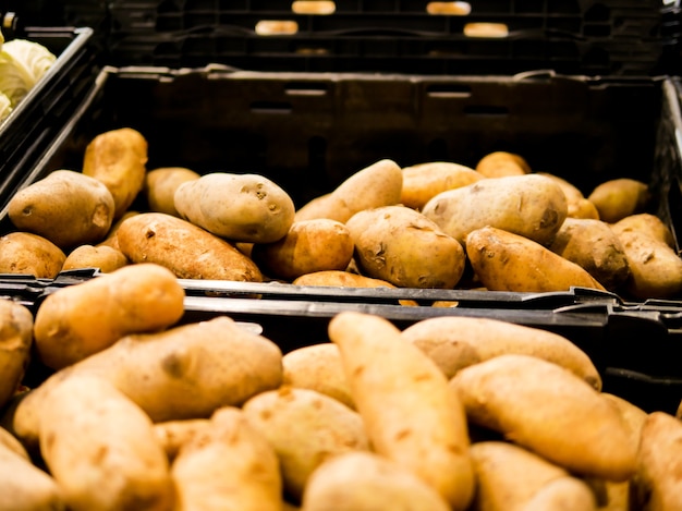 Een stelletje aardappelen in de mand.