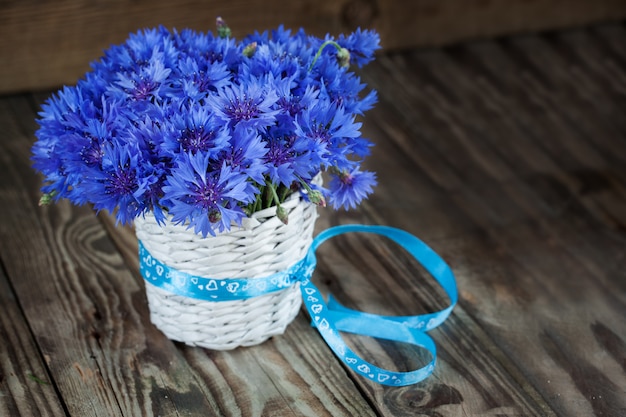 Een stelletje mooie zomerbloemen van korenbloem