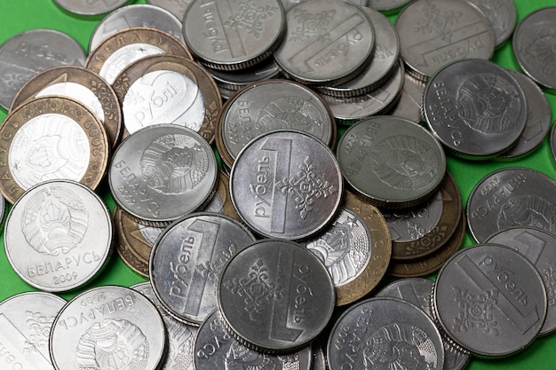 Een stelletje Wit-Russische munten. Het concept van geld, valuta. Besparingen